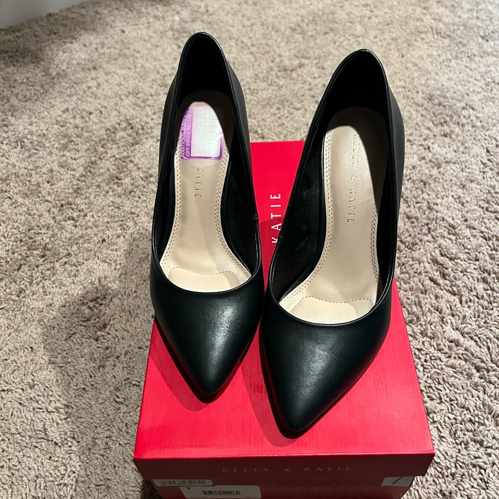 Like new!  Sexy classy 3.5” black pumps